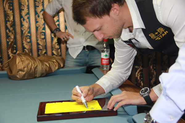 斯诺克巨星特鲁姆普也为俱乐部留下了手模和签名