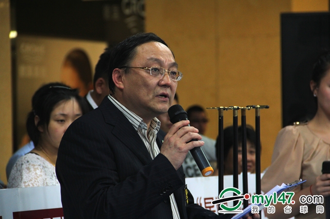 本站比赛裁判长、北京台球协会副秘书长刘健宣布比赛成绩