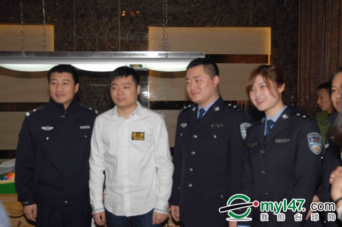 丁俊晖先生和吉林省高速交警支队代表合影